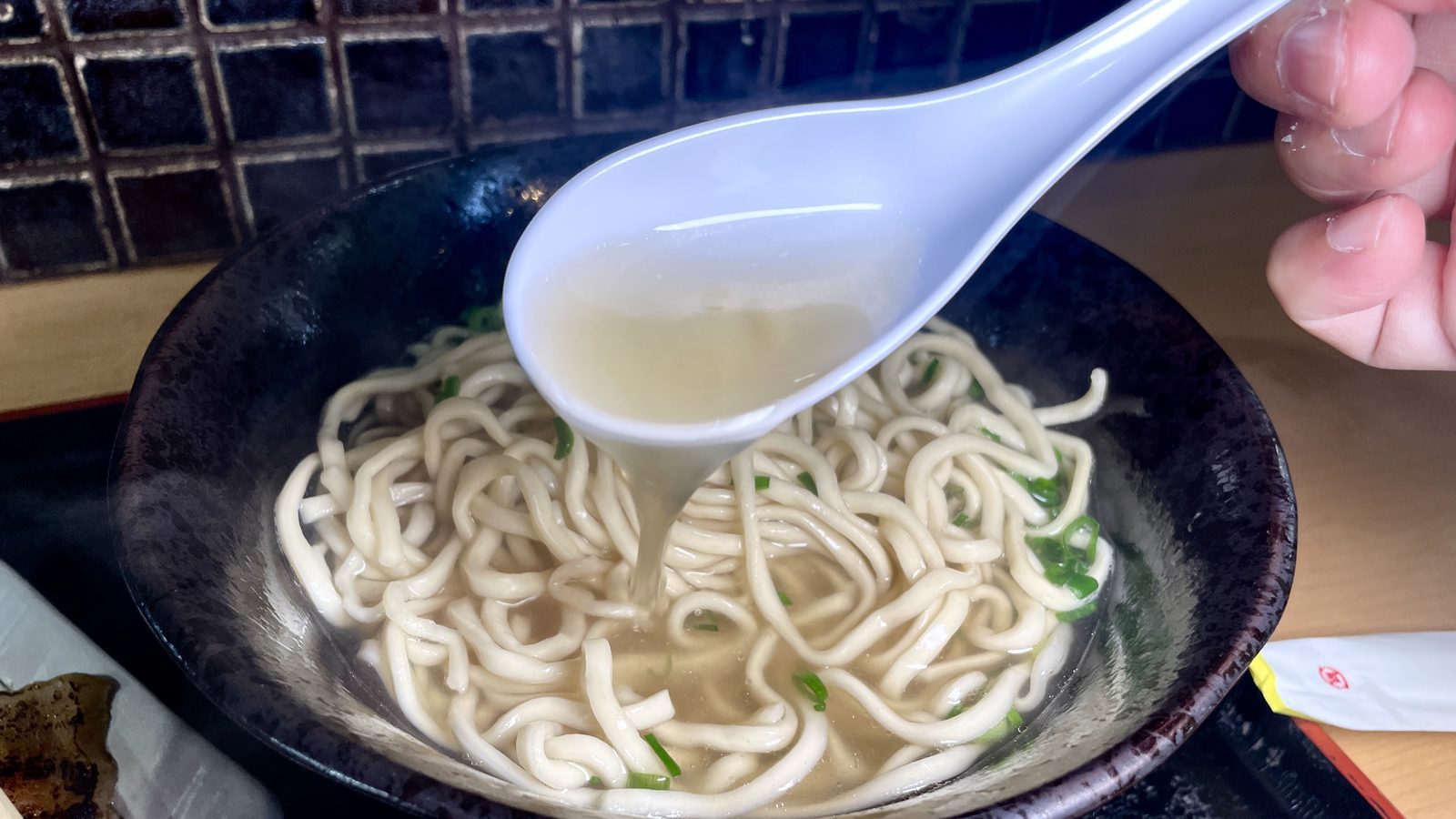 湯匙舀起甘醇清亮的鰹魚高湯