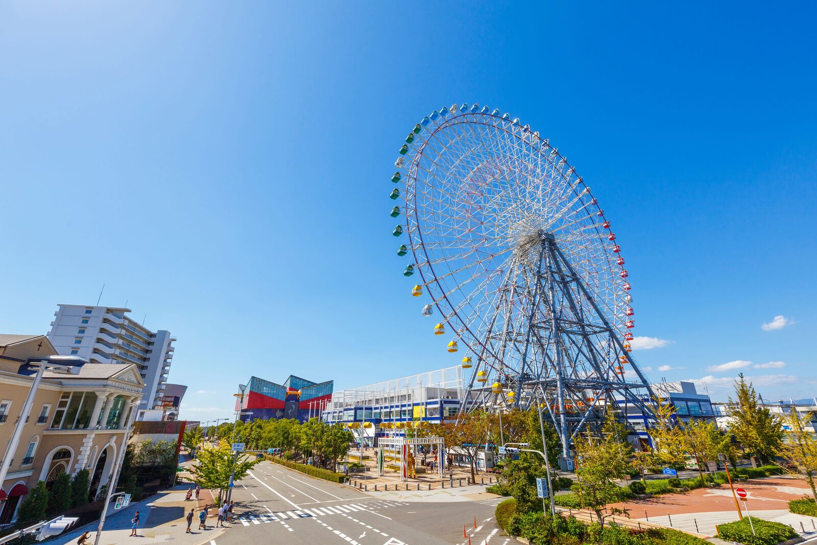 大阪海遊館旁的天保山摩天輪與周邊道路