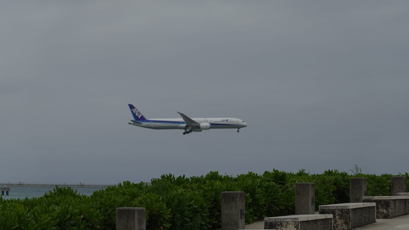 從瀨長島觀看飛機飛越海面