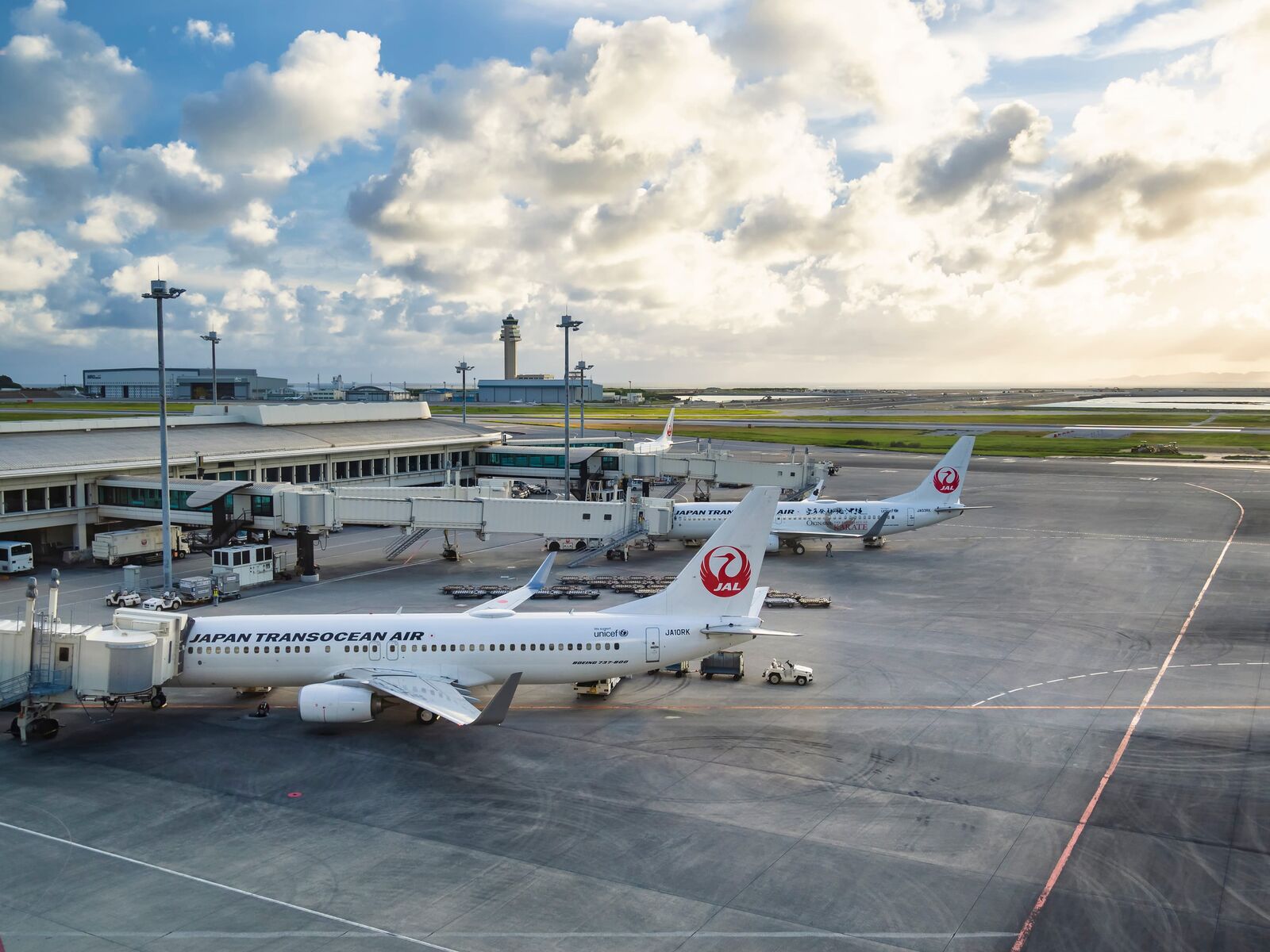 日本機場停機坪上的客機與登機廊橋