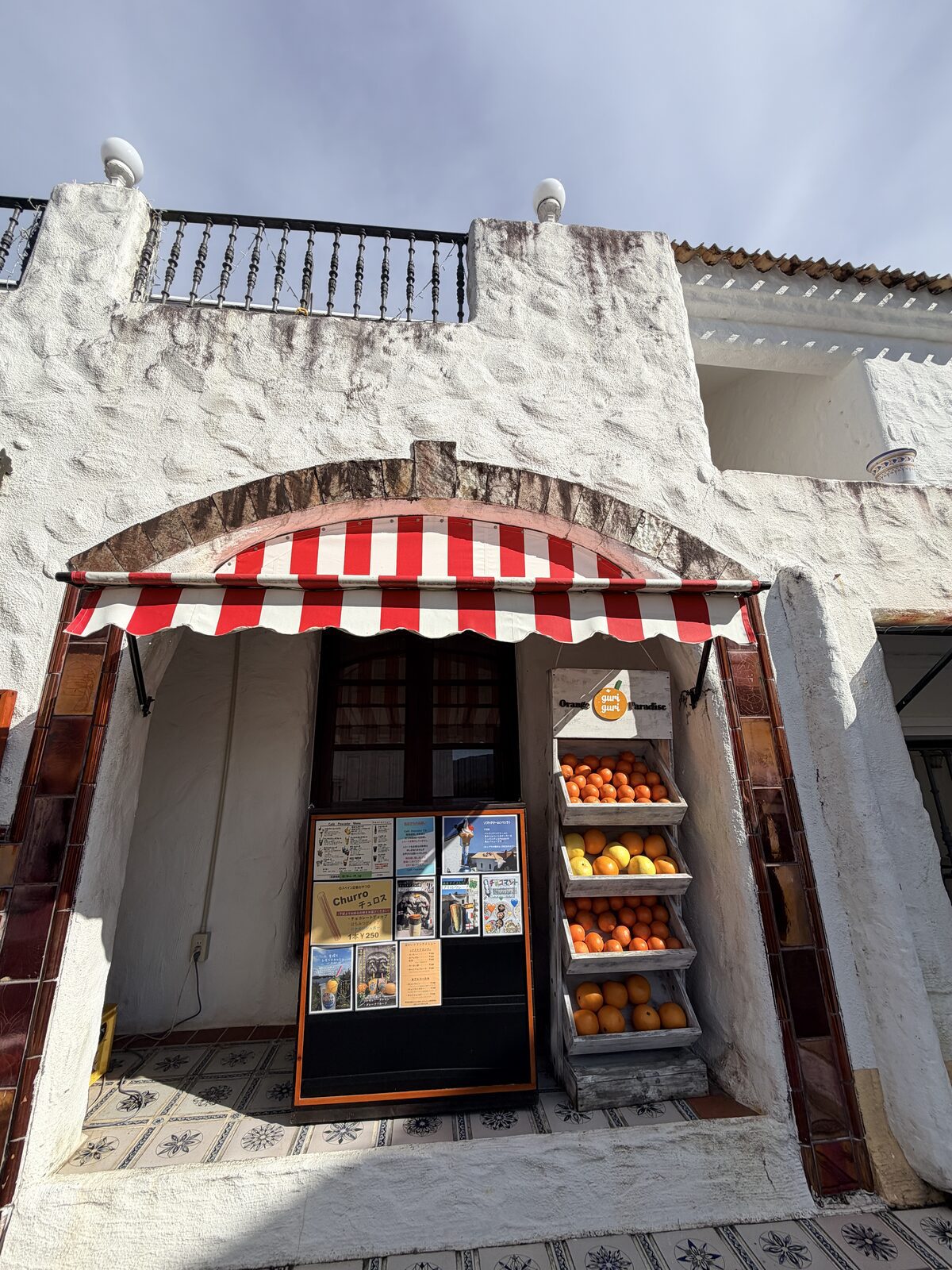 志摩地中海村白牆紅白遮棚咖啡店