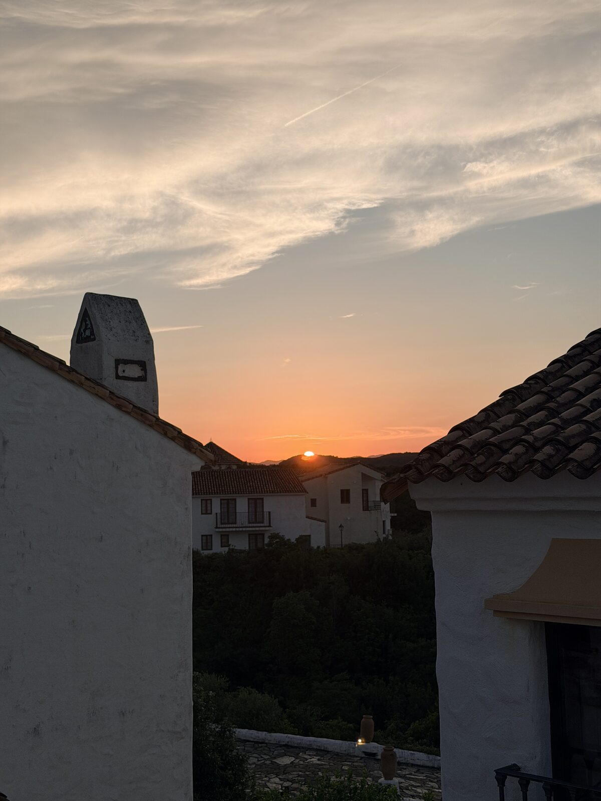 志摩地中海村白色屋頂間的夕陽