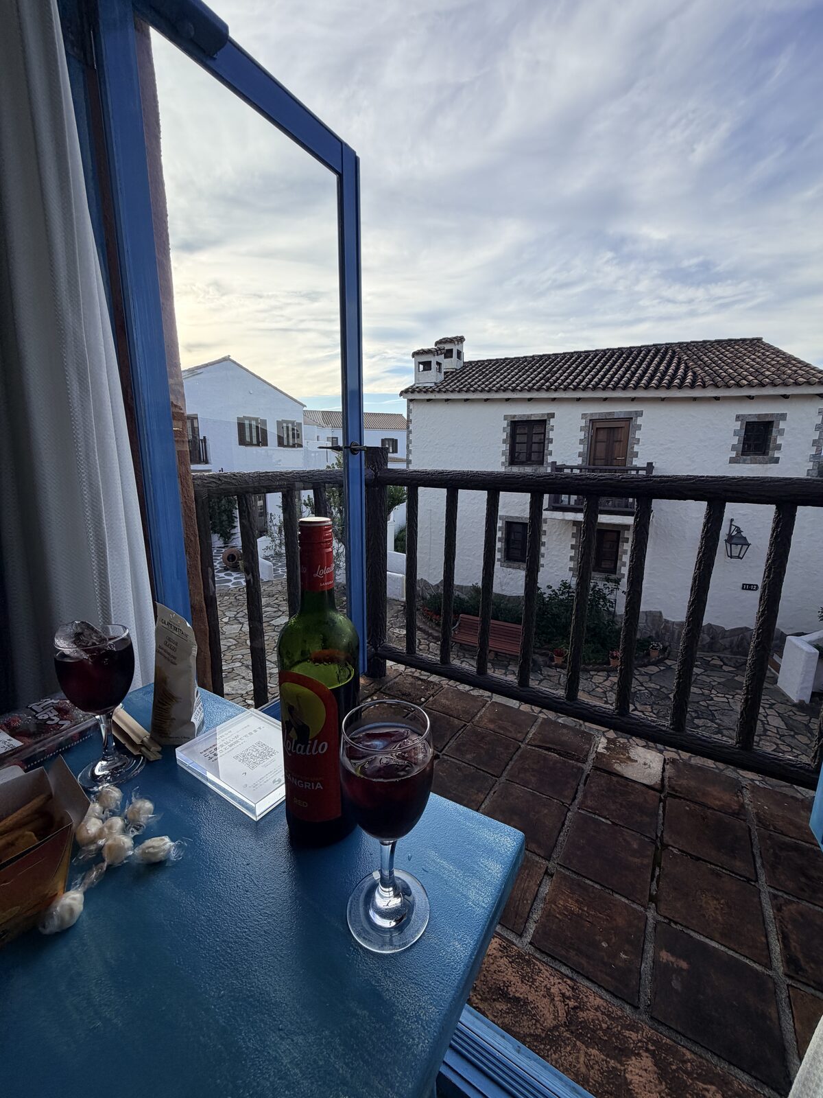 志摩地中海村客房陽台飲品與街景