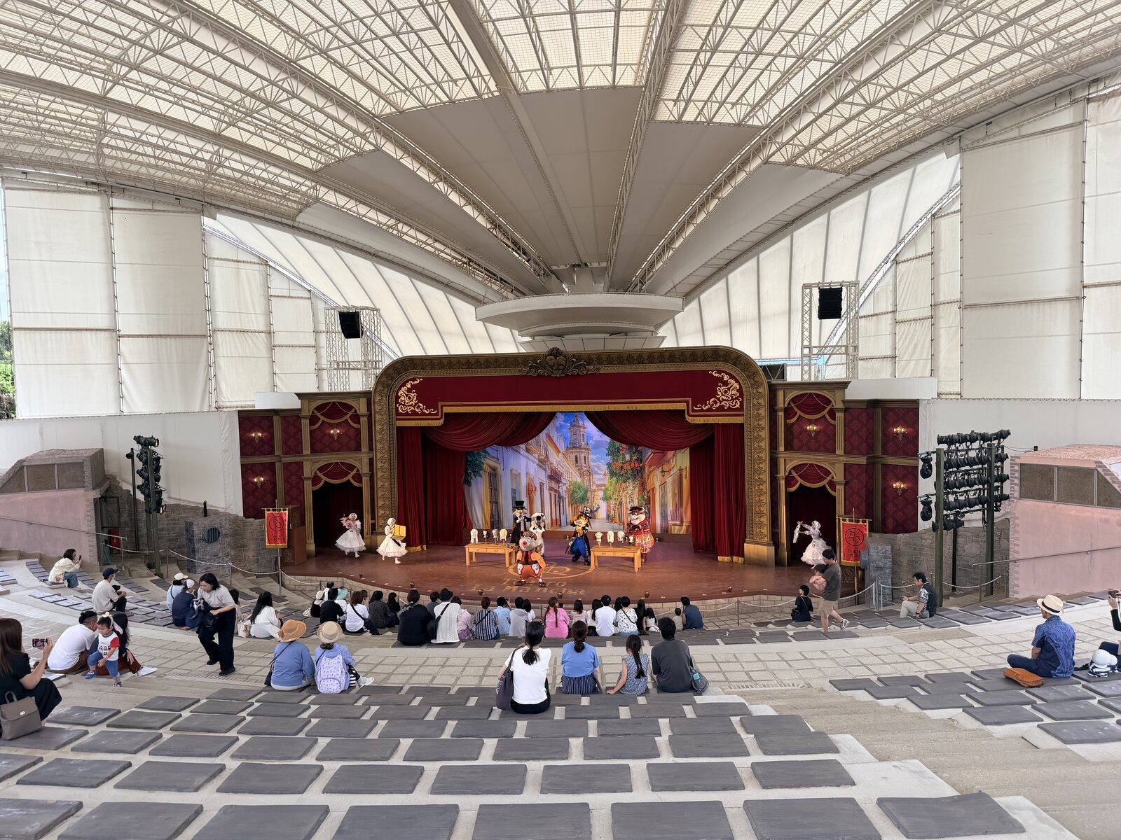 志摩西班牙村競技場的角色歌舞表演