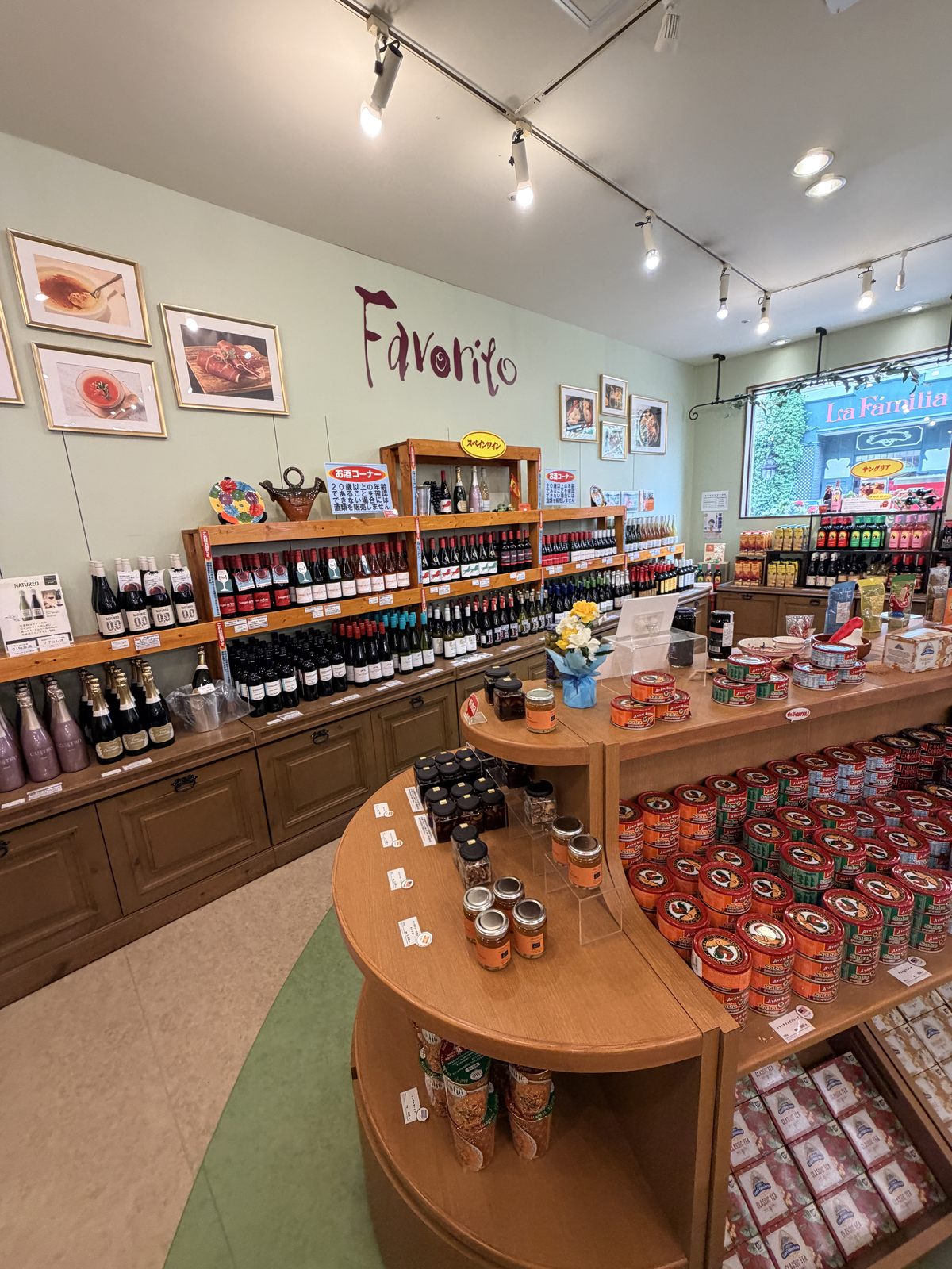 志摩西班牙村 Favorito 伴手禮店內部