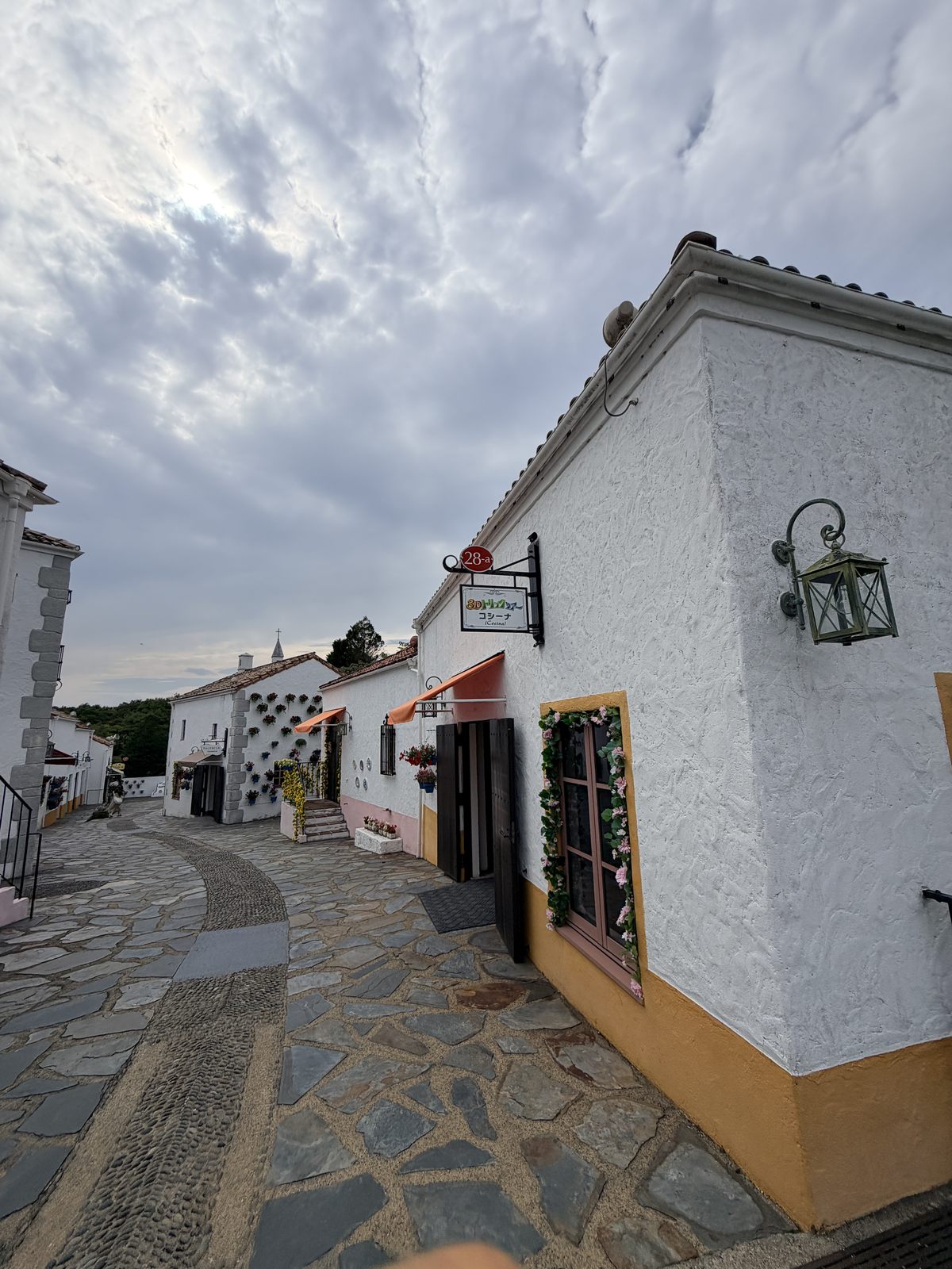志摩西班牙村白牆與石板路街景