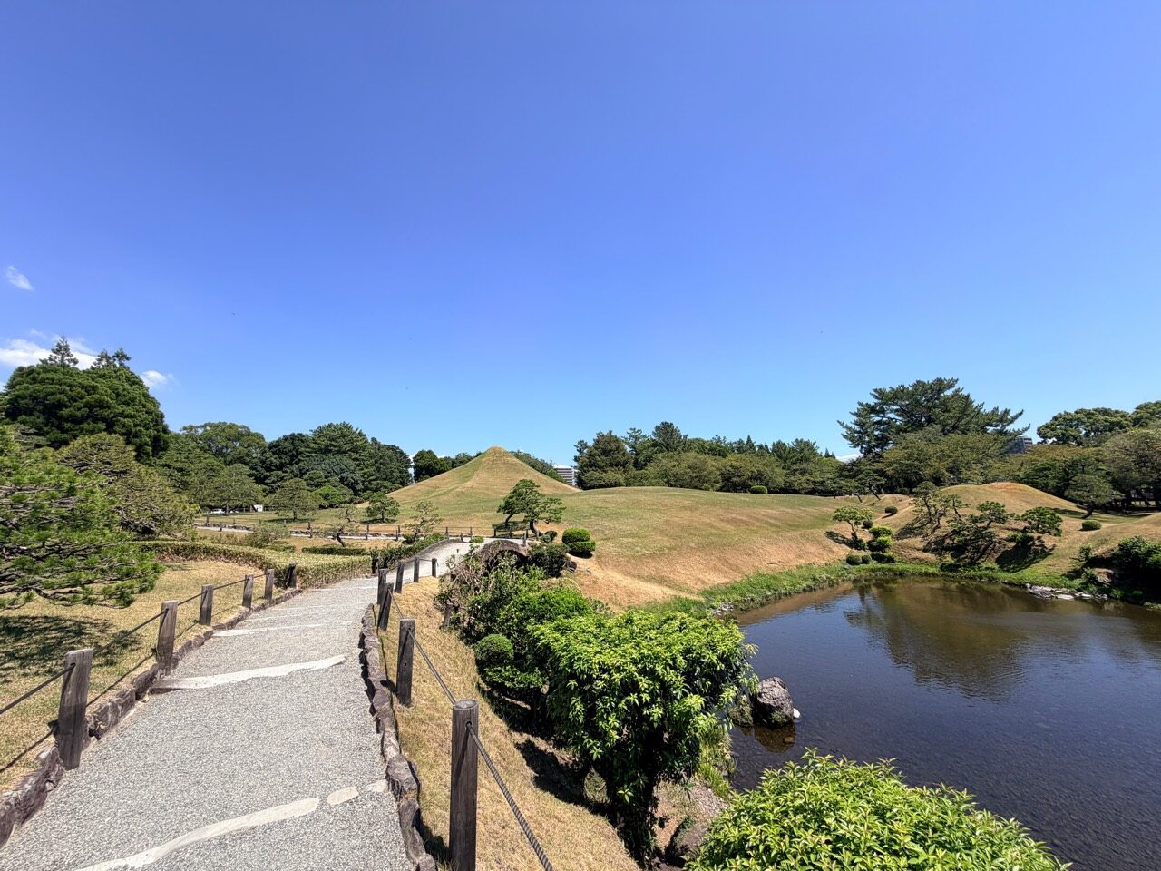 水前寺成趣園池畔步道、石橋與小富士築山
