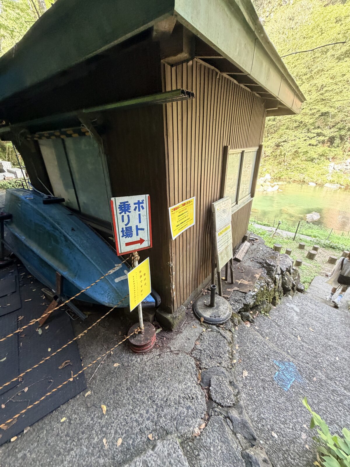 高千穗峽河岸旁指向划船乘船場的日文標示