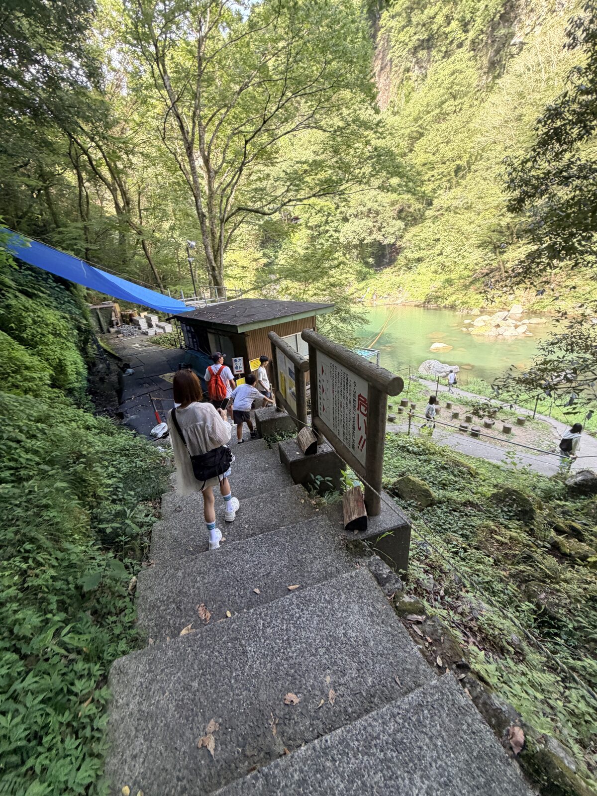 從高千穗峽貸船接待處走往河岸乘船場的石階