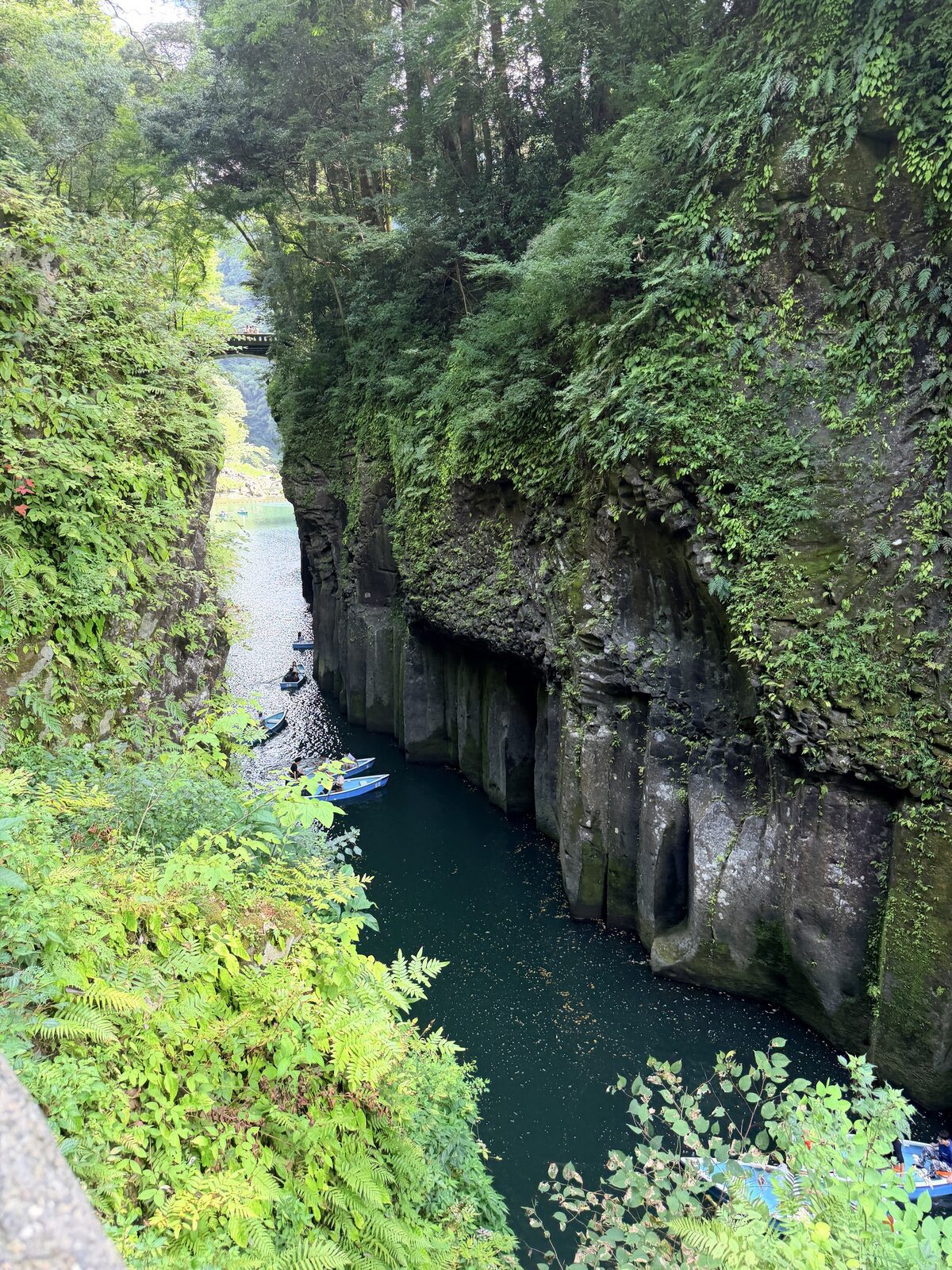 高千穗峽深綠河面、柱狀節理岩壁與划船