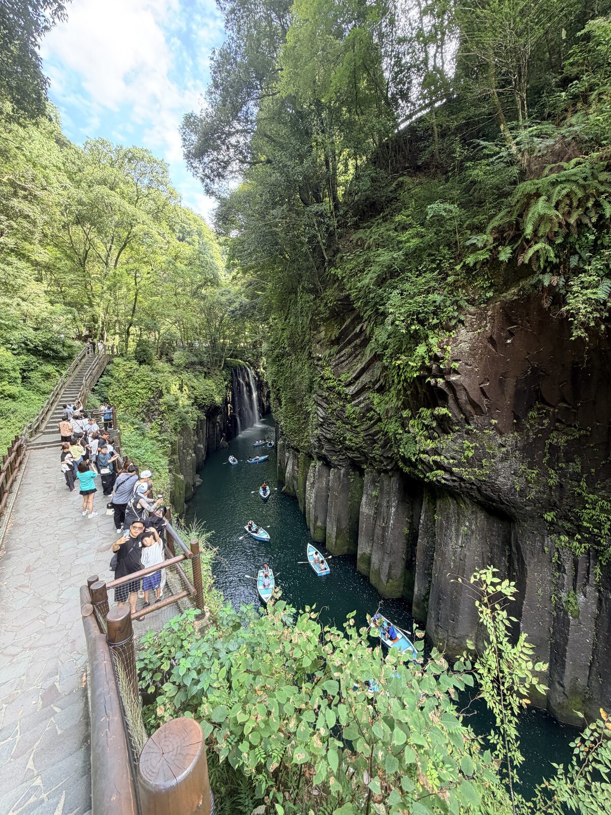 高千穗峽遊步道俯瞰真名井瀑布、峽谷與划船旅客