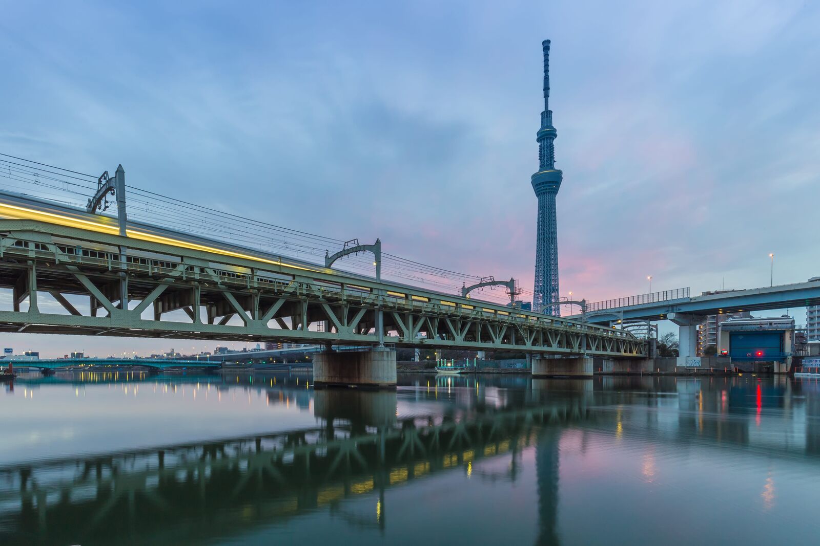 隅田川旁遠望東京晴空塔與鐵路橋