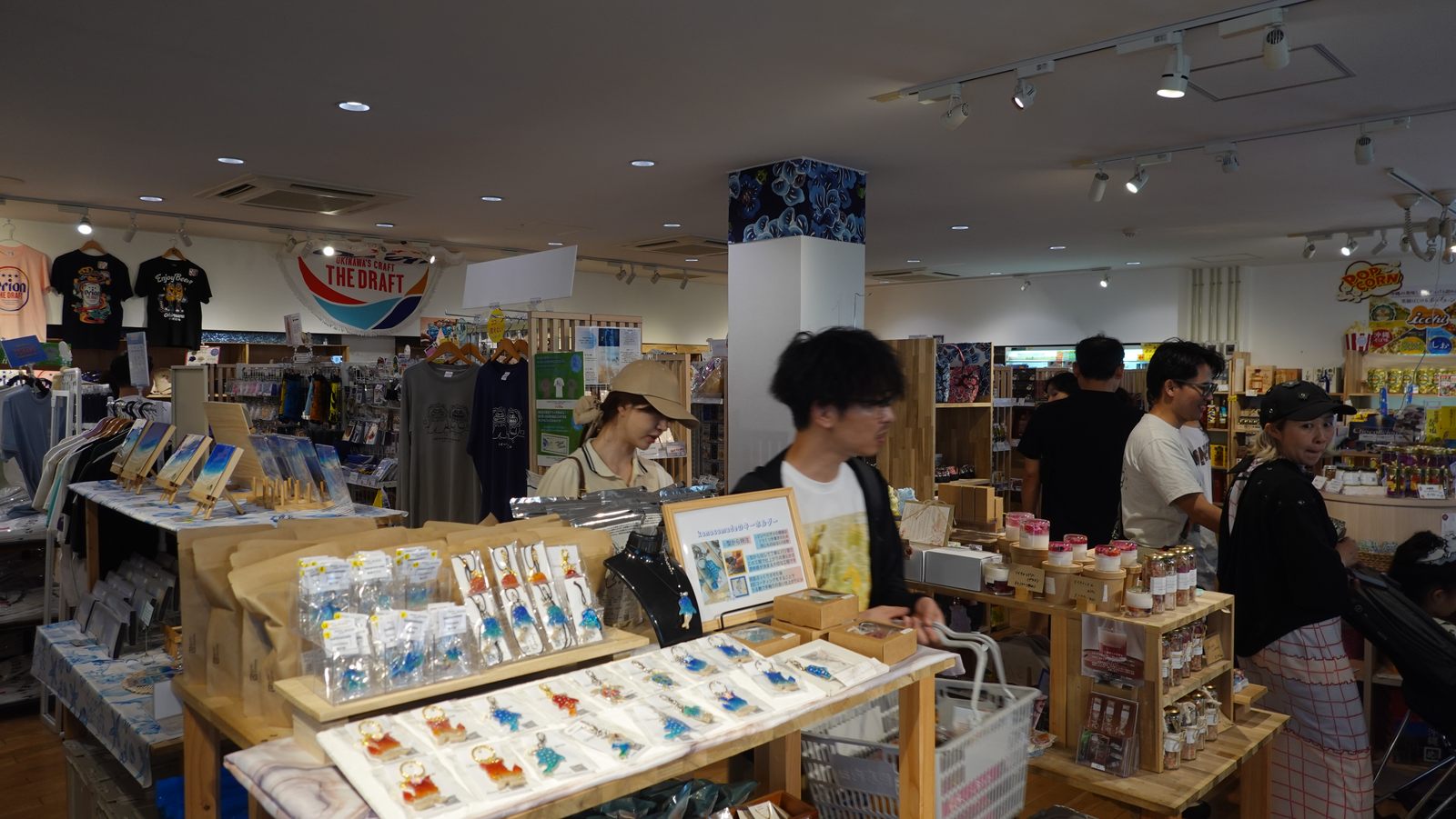 瀨長島海風露台室內選物商店