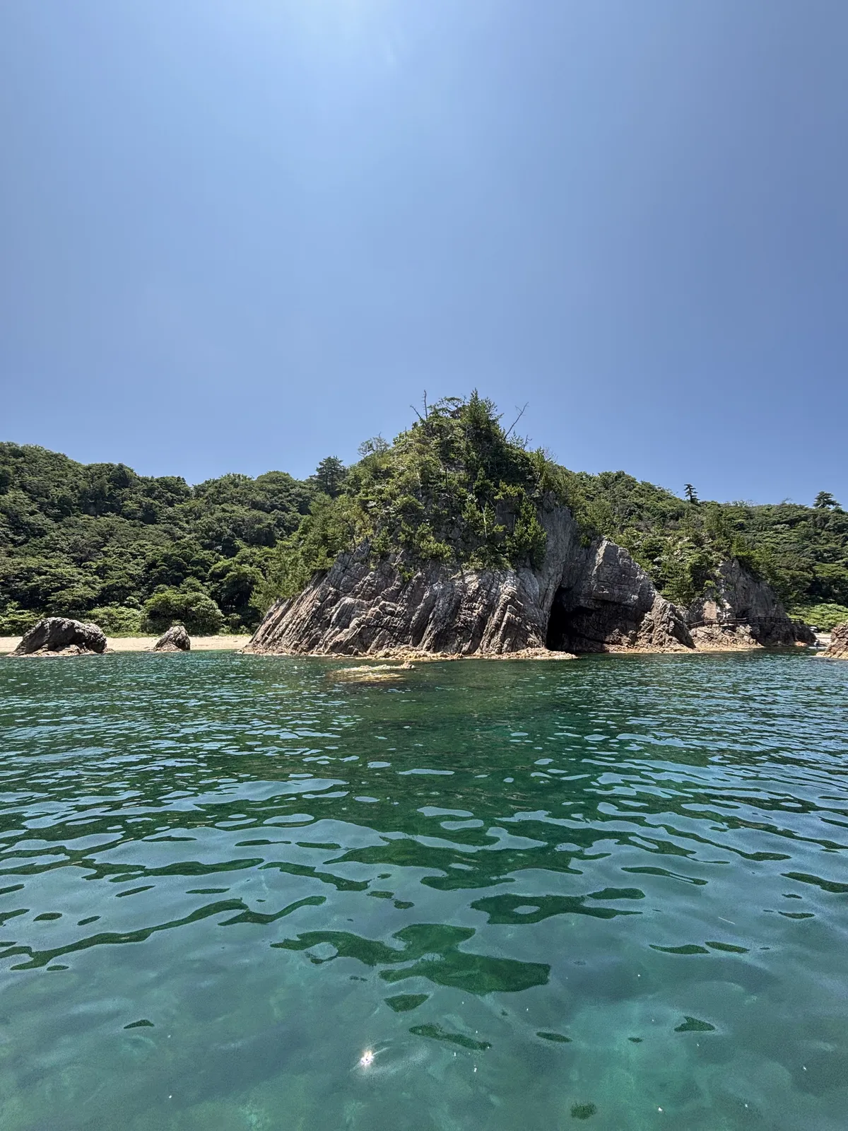 浦富海岸避風海灣的透明綠色海水