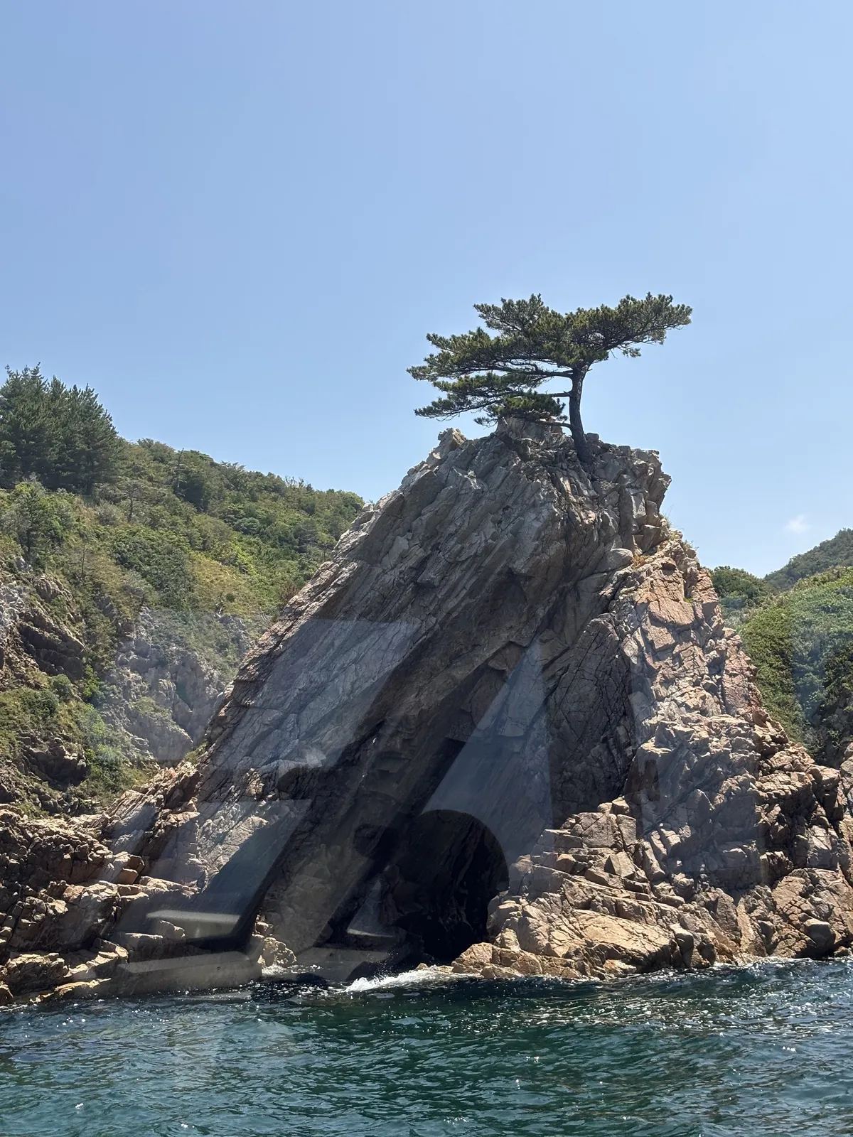 浦富海岸長有松樹並帶洞門的傾斜岩壁