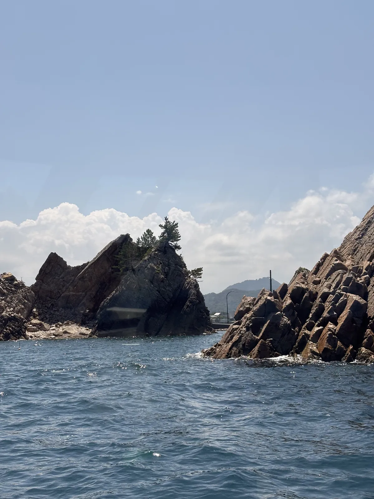浦富海岸遊覽船航線上的尖形海蝕岩