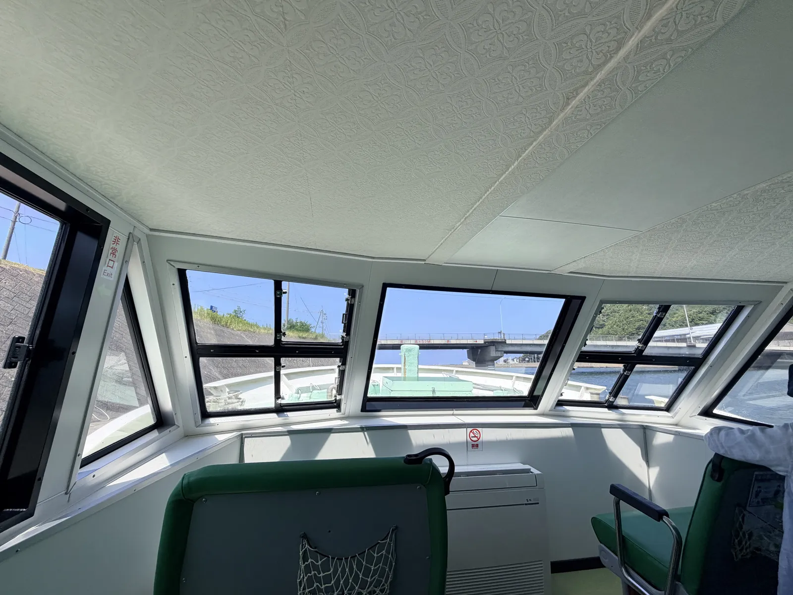 浦富海岸大型遊覽船前方船艙與觀景窗