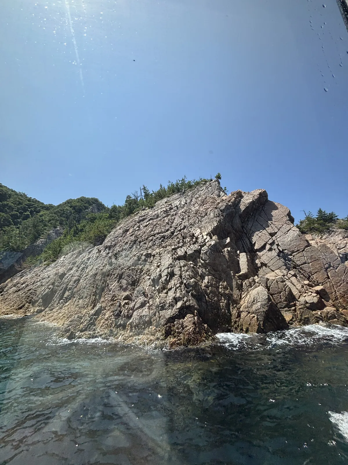 浦富海岸海面旁層理分明的傾斜岩層