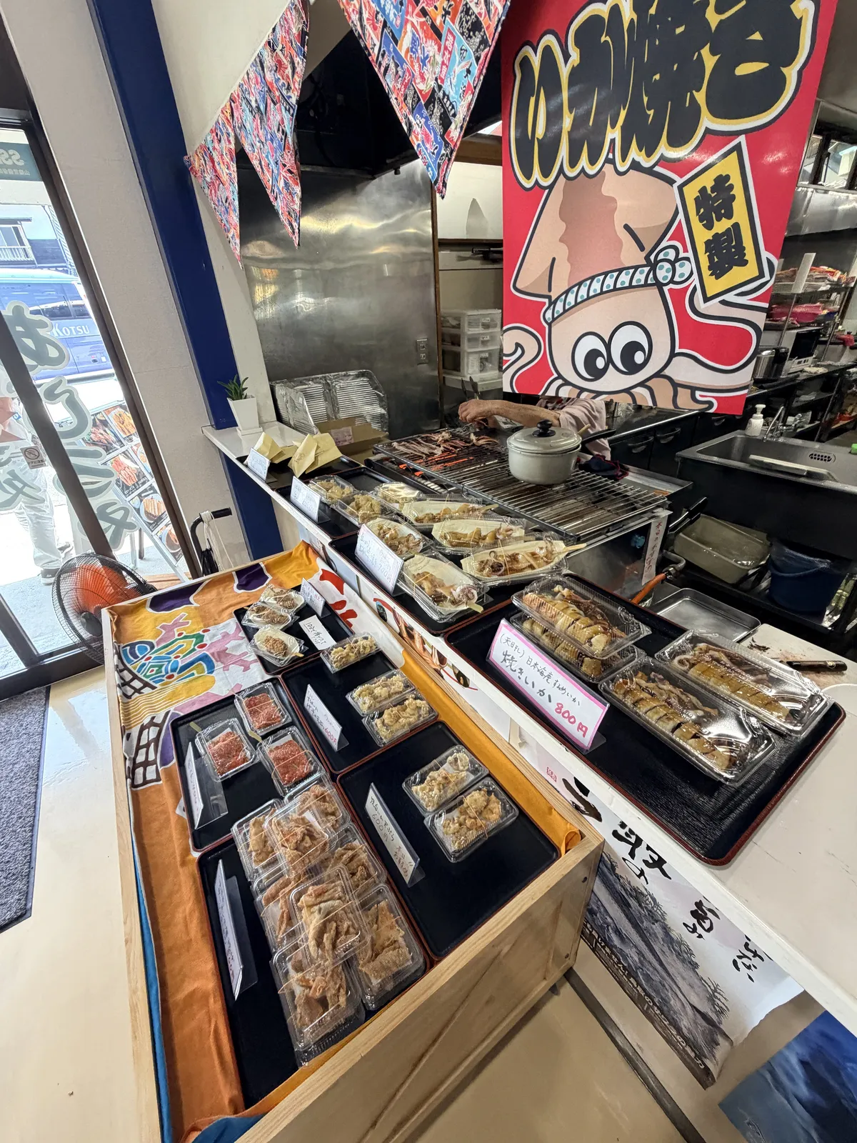 浦富海岸遊覽船乘船處販售的現烤魷魚