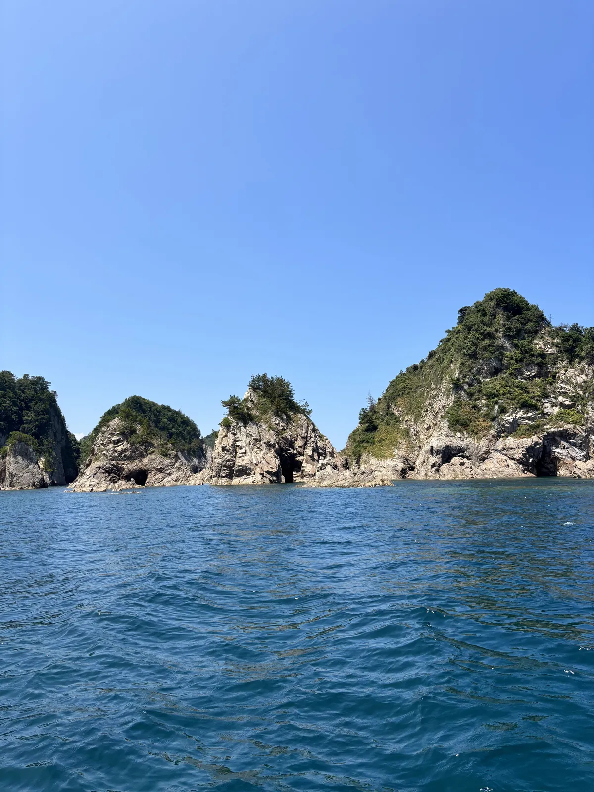 浦富海岸一字排開的小島與岩礁