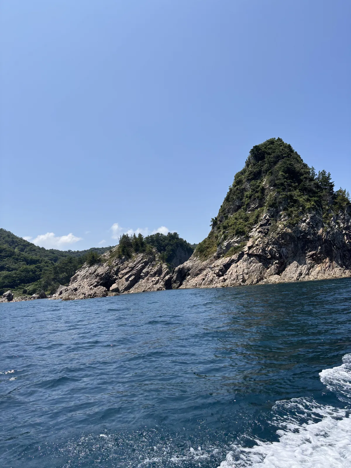 浦富海岸遊覽船從海面遠望尖頂島嶼