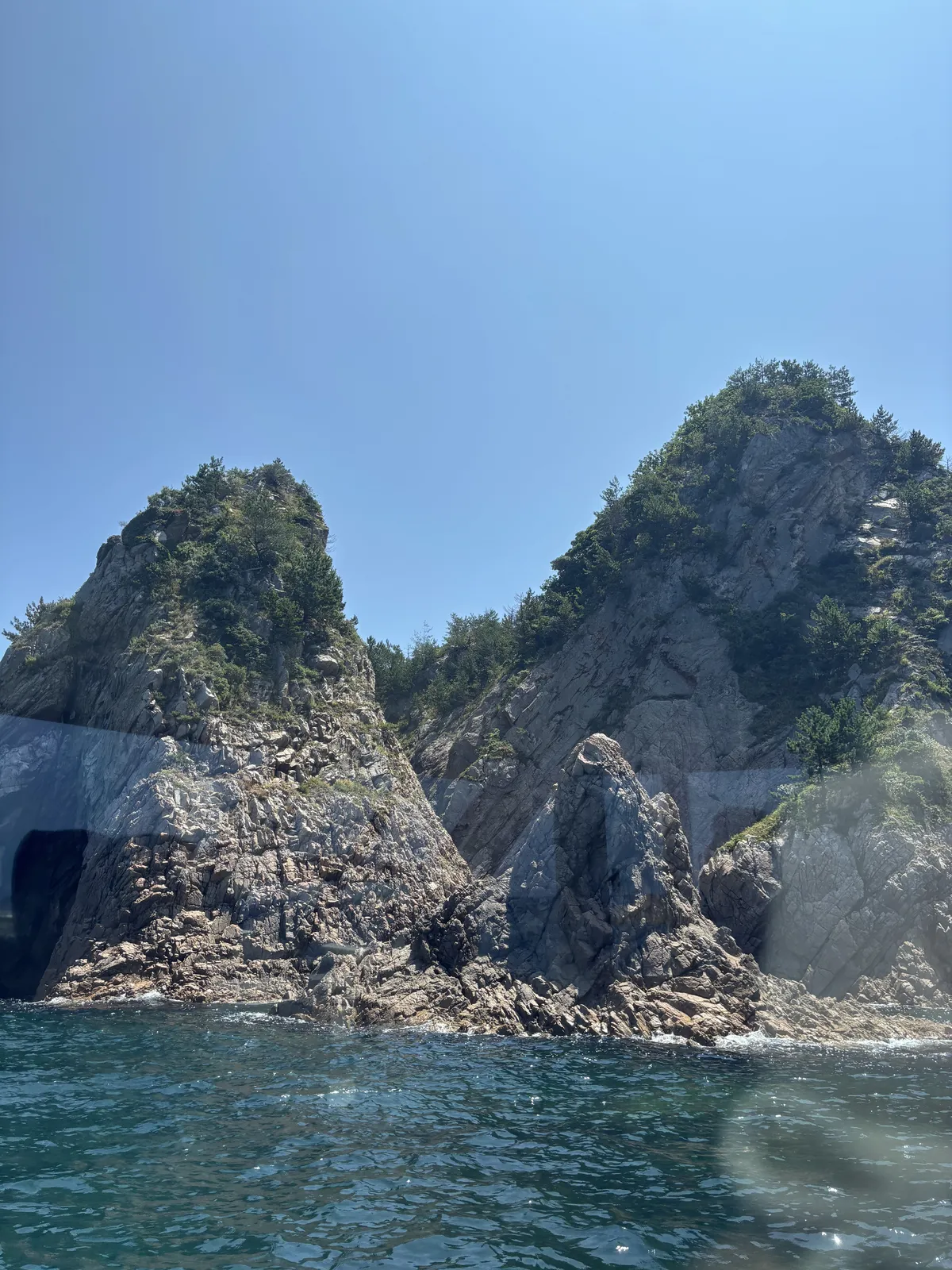 浦富海岸大型海蝕岩壁與中央裂谷