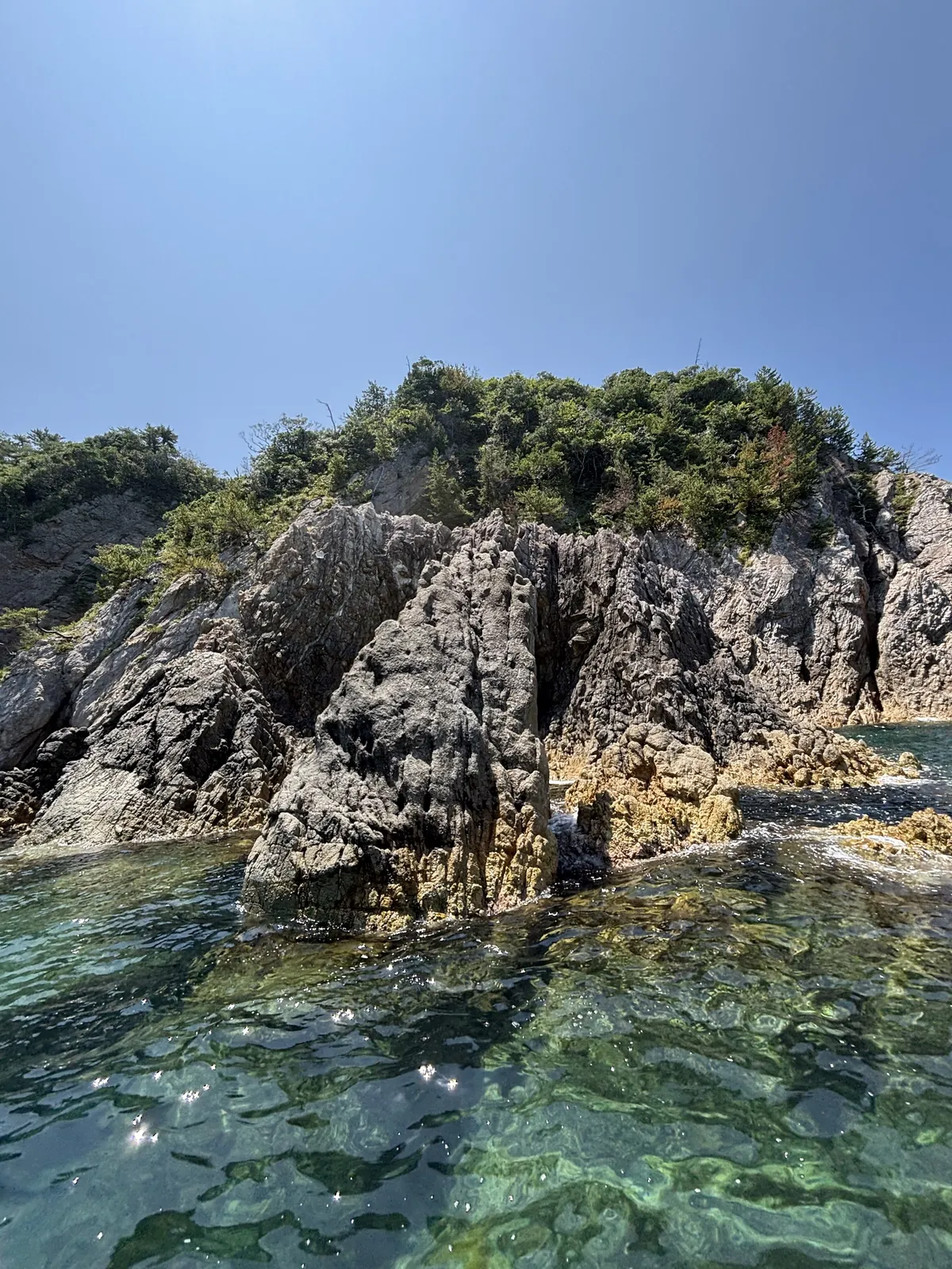 浦富海岸清澈淺水與水下礁石