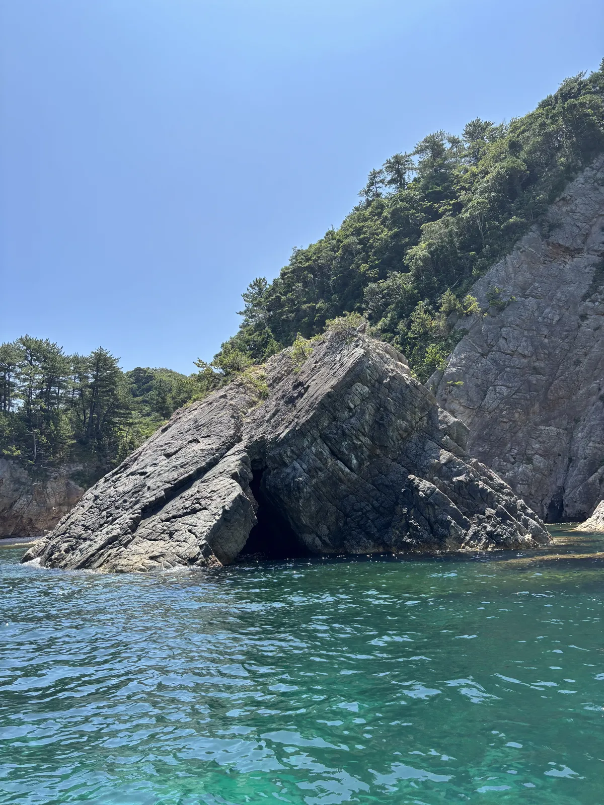 浦富海岸傾斜岩壁與澄澈海水