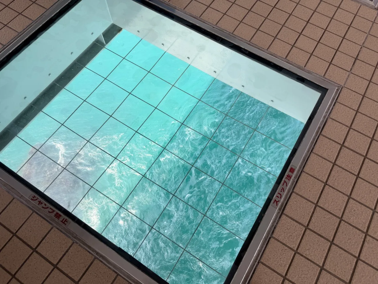 從渦之道展望室玻璃地板俯瞰鳴門海峽潮流