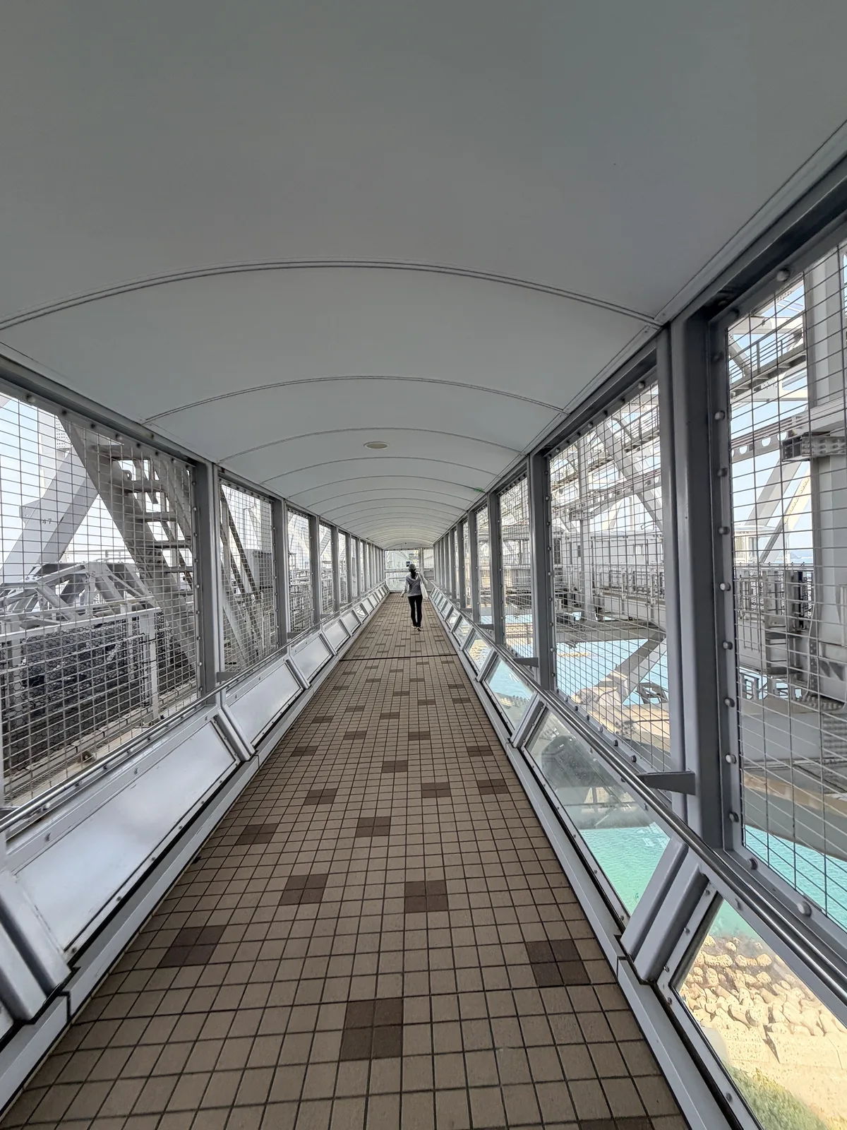 位於大鳴門橋橋桁內的渦之道海上步道