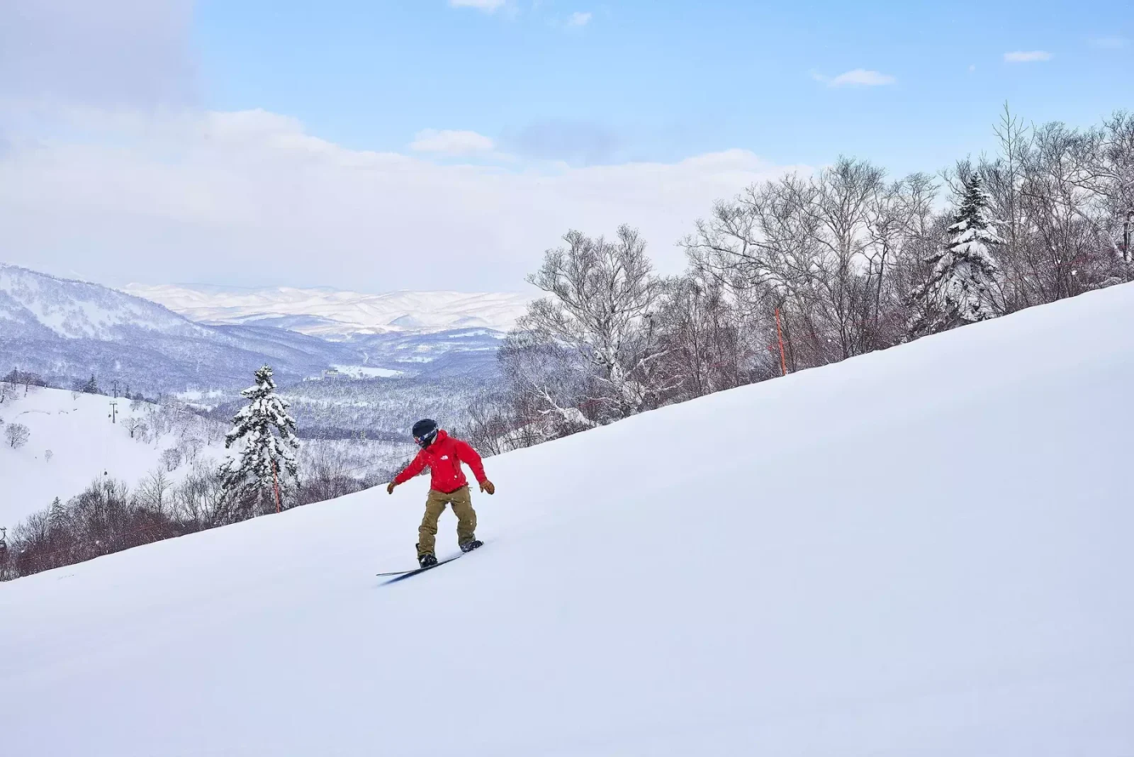 北海道喜樂樂 Peak 滑雪度假村|滑雪者在 Kiroro Peak 雪道滑行
