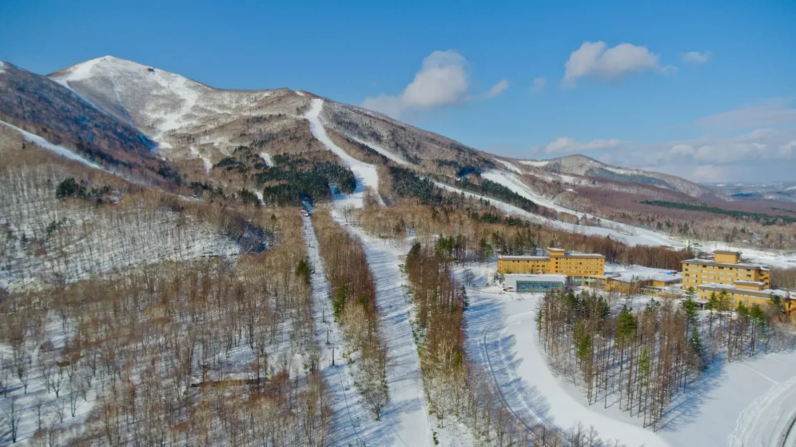 北海道佐幌滑雪度假村｜Club Med Sahoro 度假村與周圍山林空拍