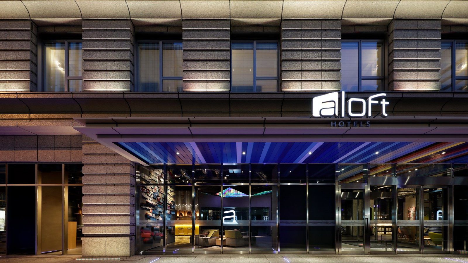 大阪梅田雅樂軒酒店 飯店入口與 aloft 招牌
