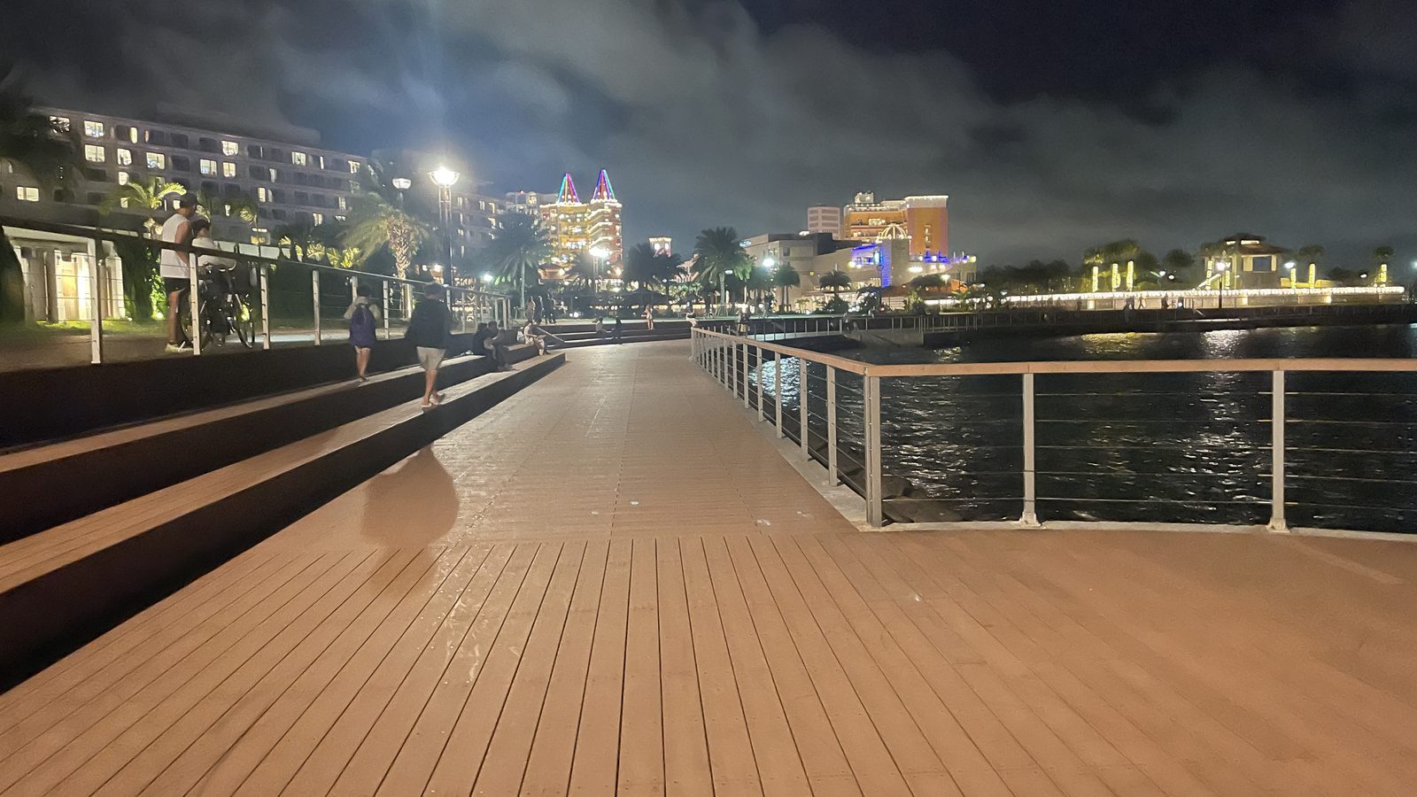 北谷町美國村木棧步道夜景