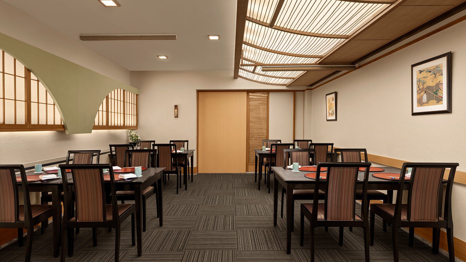 ANA 皇冠假日酒店知立 日本料理「業平」的桌席與圓窗障子