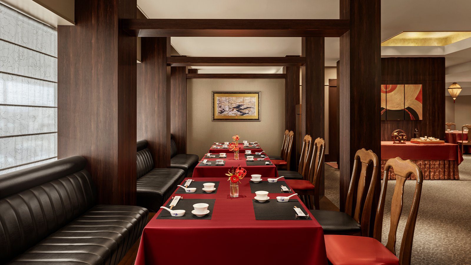 ANA 皇冠假日酒店知立 中國料理「鳳凰」鋪紅桌巾的桌席與皮革長椅