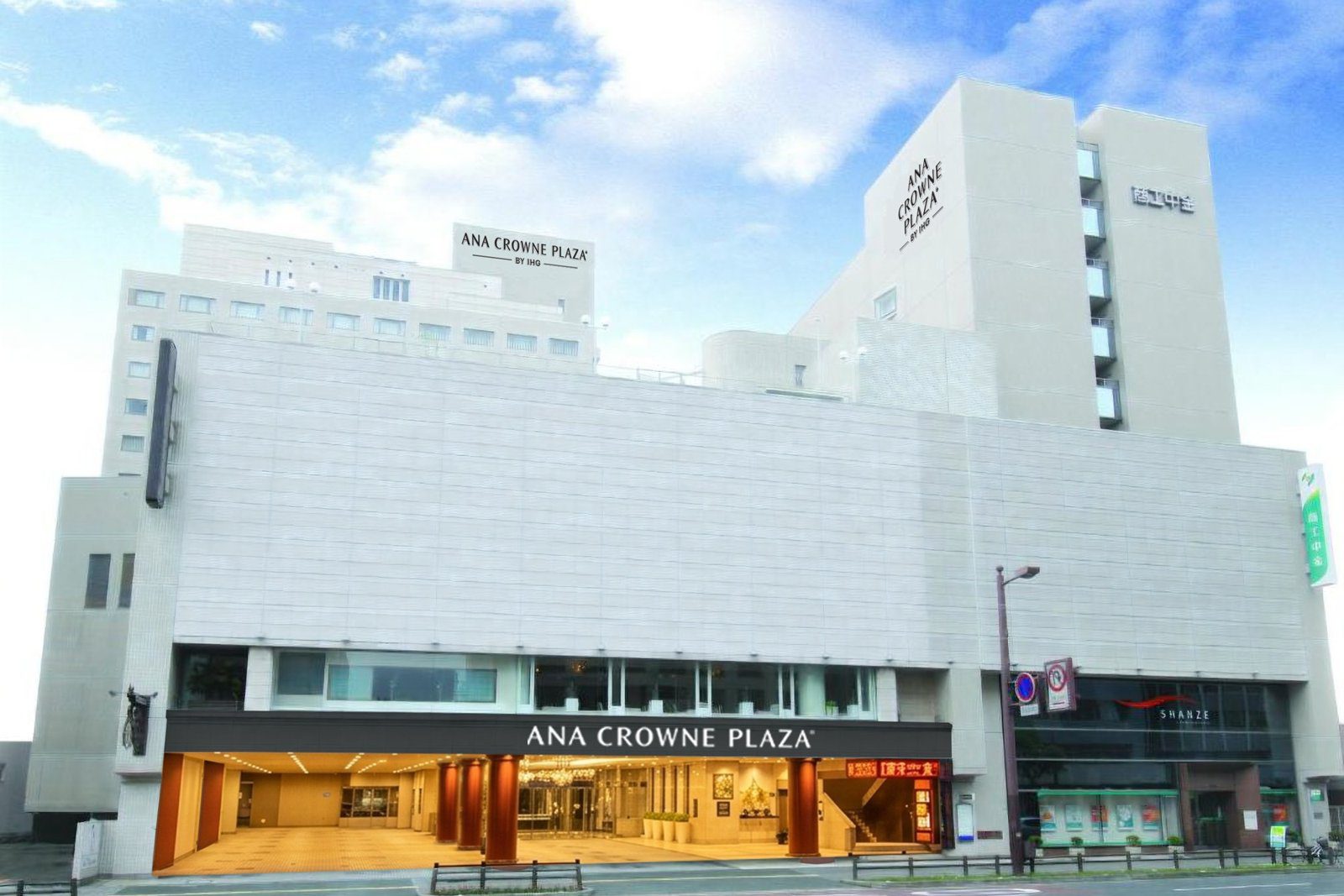 ANA 皇冠假日酒店高知 國道 32 號旁的飯店正面外觀