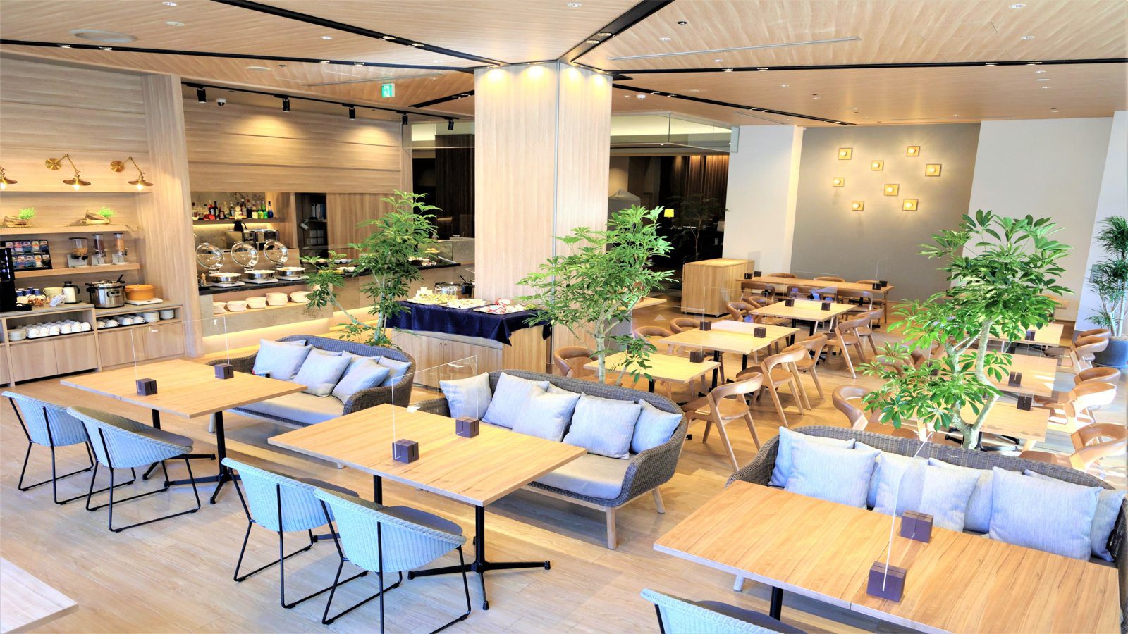 ANA 假日酒店仙台 Chef's Table 餐廳的沙發區與餐桌