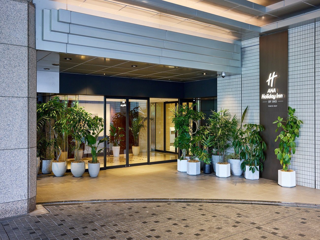 ANA 假日酒店東京灣 植栽環繞的 1 樓入口