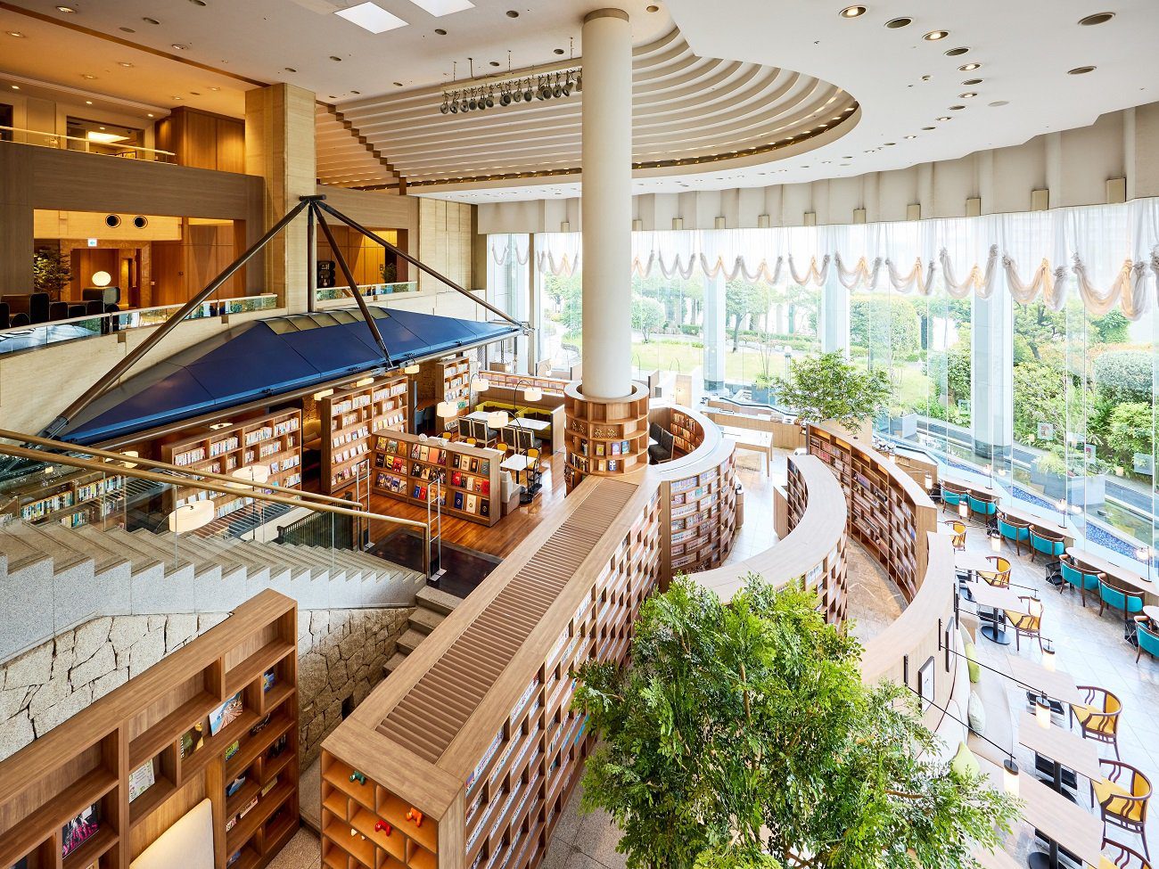 ANA 假日酒店東京灣 書架圍繞的 The Library Lounge