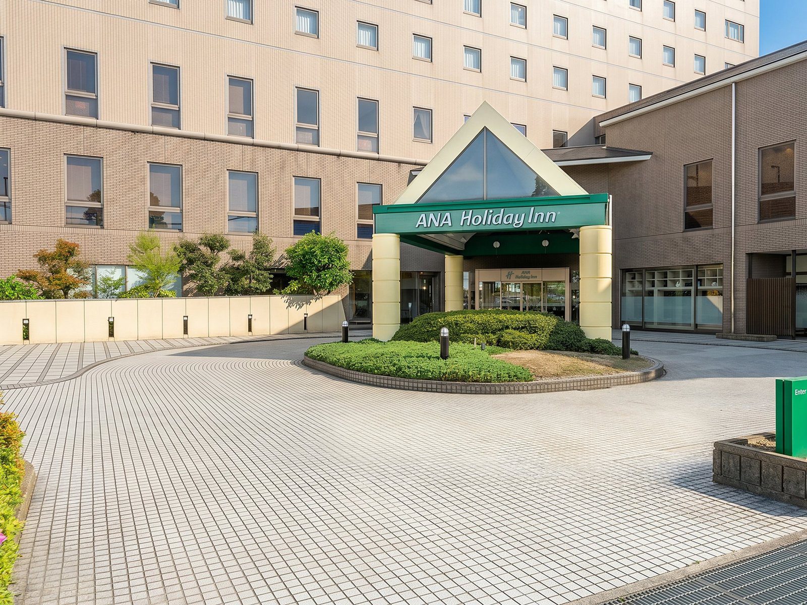 ANA 假日酒店鳥栖 入口前的車道與綠色雨棚