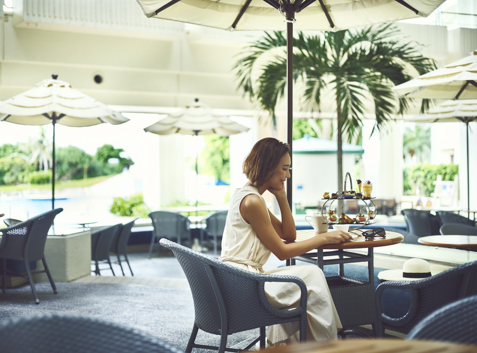 ANA 洲際萬座海灘度假村 Ocean Cafe 面向花園泳池的露天座位