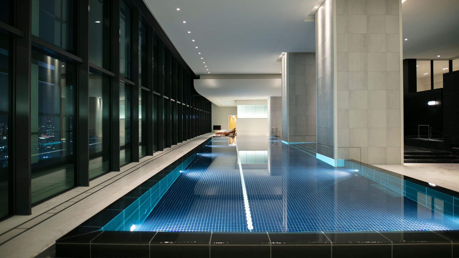 東京虎之門安達仕酒店 AO Spa & Club 的泳池與健身中心