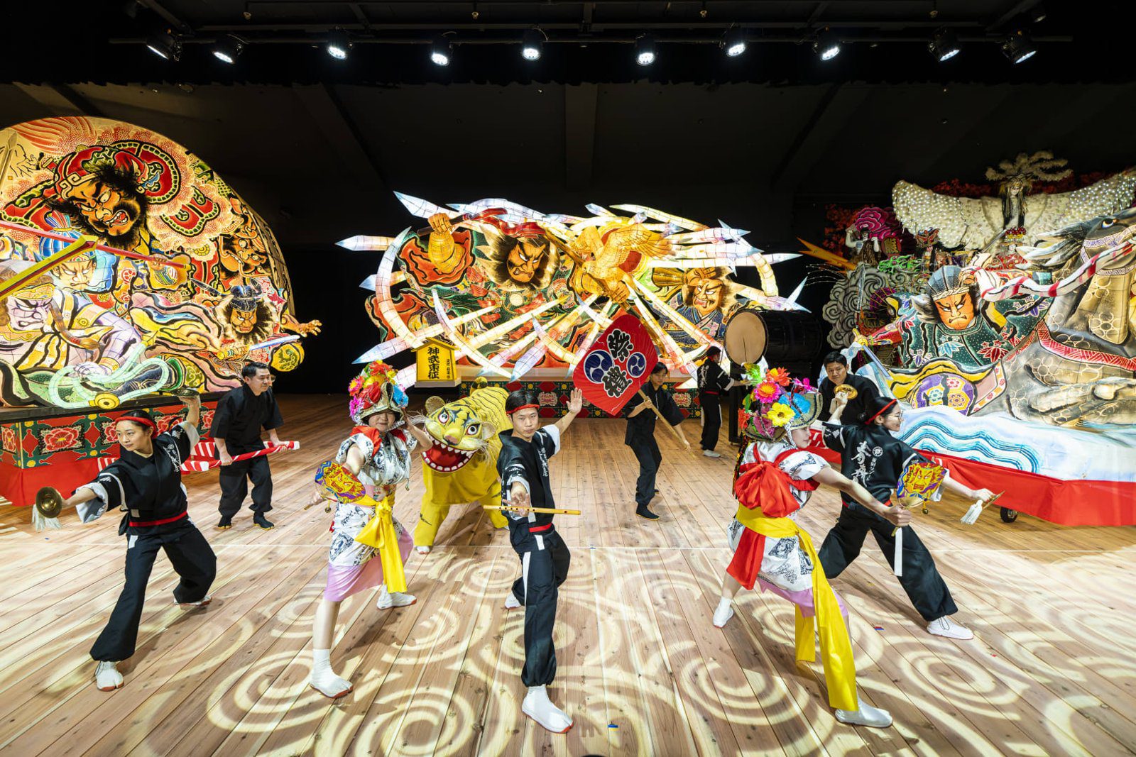 星野集團 青森屋 みちのく祭りや舞台上的睡魔燈籠與表演者