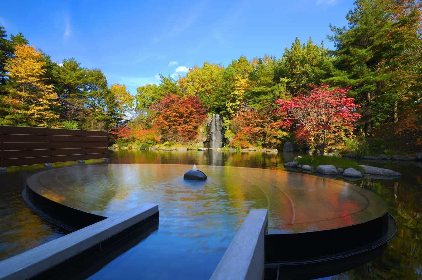 星野集團 青森屋 浮在池面上的露天風呂浮湯與秋季紅葉