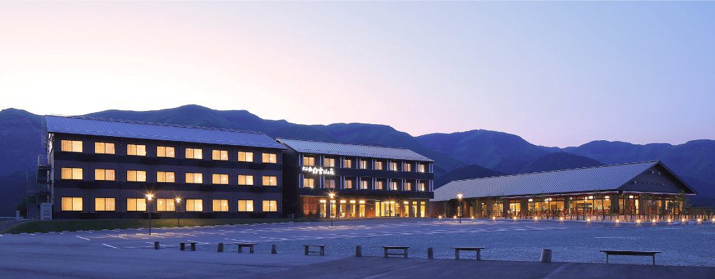 阿蘇赤水溫泉 白雲山莊 迎賓大廳與遠山窗景