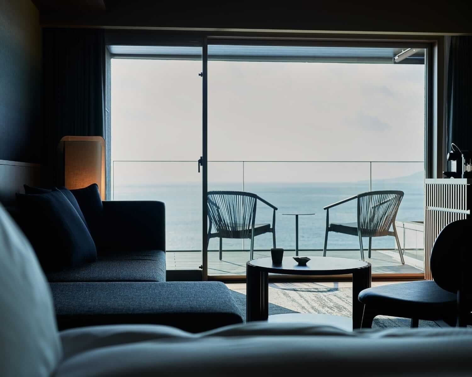熱海・伊豆山 佳ら久客房起居區與面海的陽台座椅