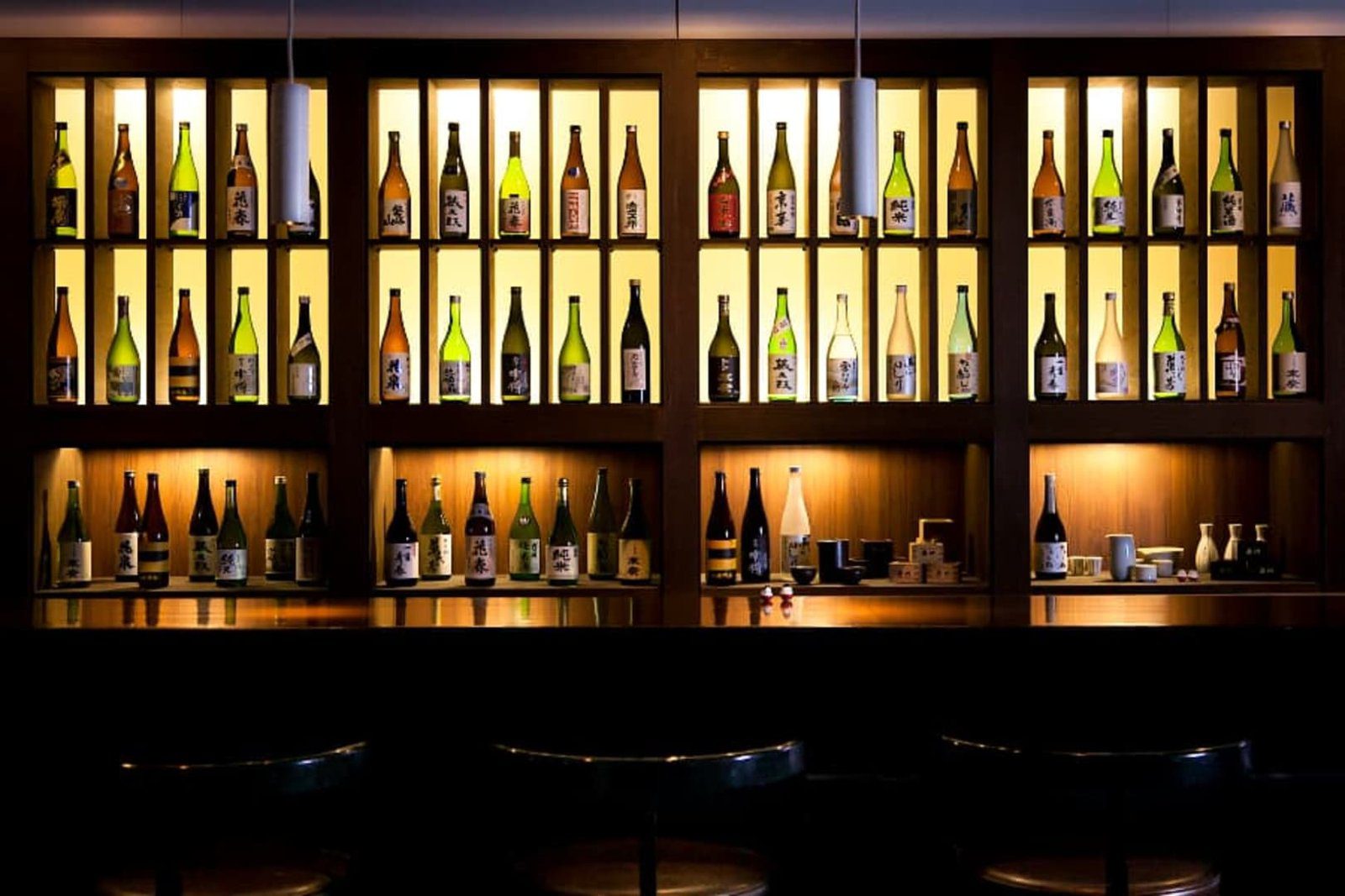 星野集團 磐梯山溫泉飯店 會津 SAKE Bar 整面點燈的地酒酒櫃