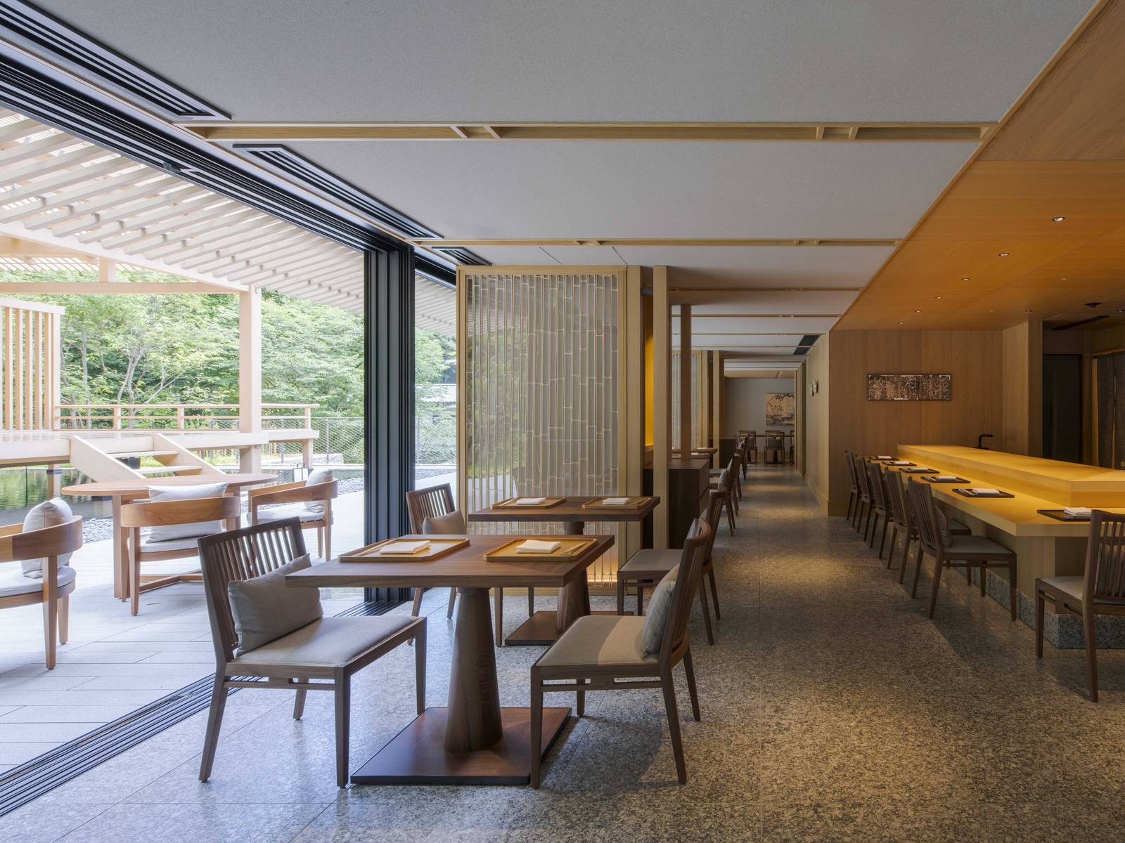京都東山悅榕庄|Ryozen 餐廳日間的用餐區與落地窗