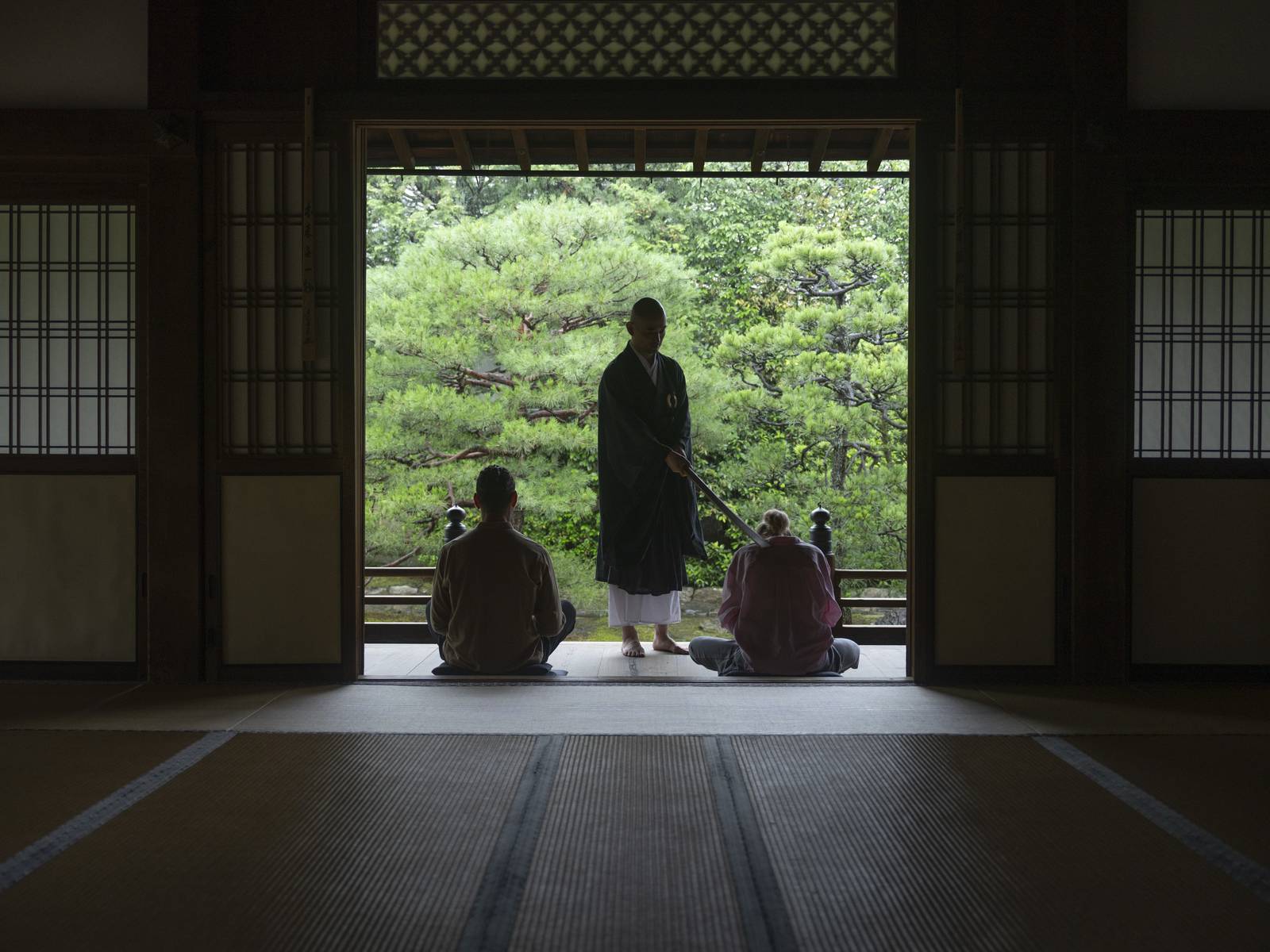 京都東山悅榕庄|和室內望向庭園的三個人影